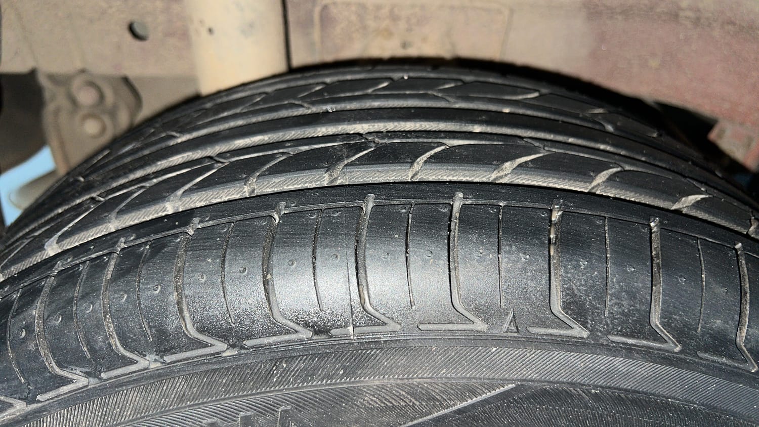 Used 2016 Mahindra KUV100 K6+ 6 STR Petrol Manual tyres RIGHT REAR TYRE TREAD VIEW