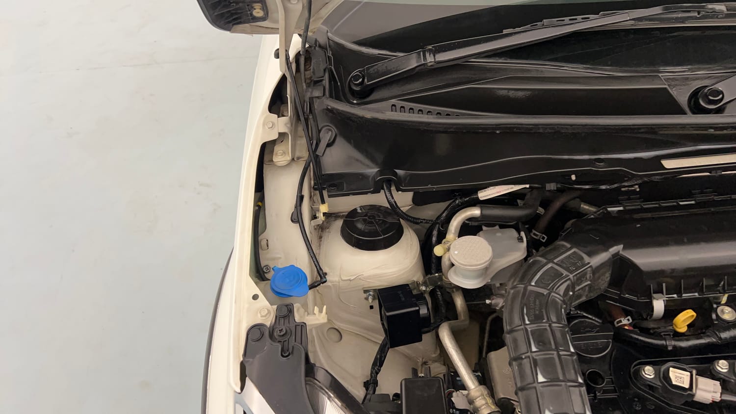 Used 2021 Maruti Suzuki Ignis Alpha 1.2 MT Petrol Manual engine ENGINE RIGHT SIDE HINGE & APRON VIEW