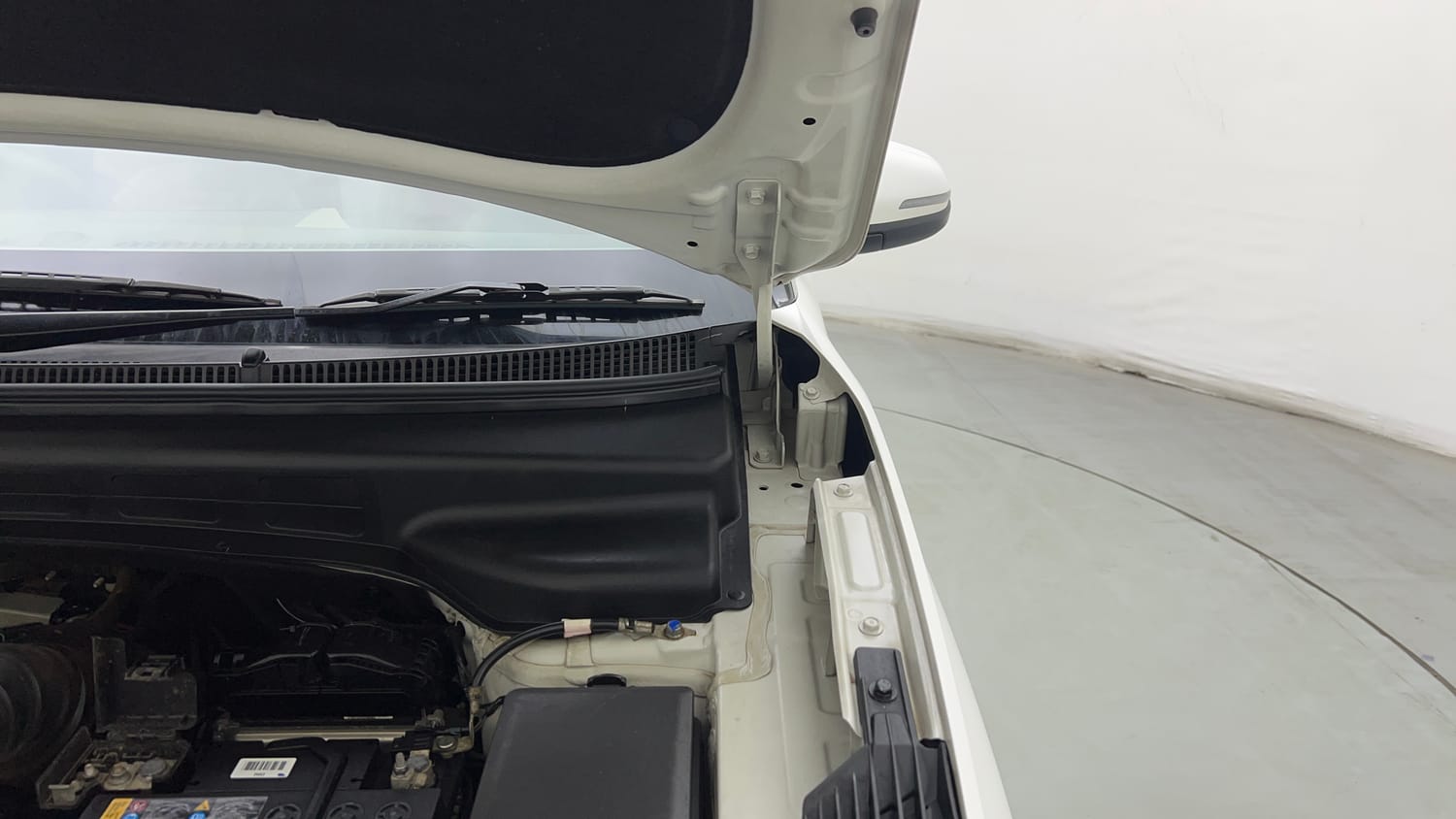 Used 2024 Hyundai Creta 1.5 CRDi Diesel MT DSL S(O) Diesel Manual engine ENGINE LEFT SIDE HINGE & APRON VIEW