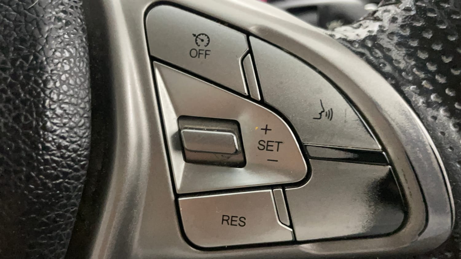 Used 2022 Mahindra XUV 300 W8 (O) 1.2 Petrol Petrol Manual top_features Cruise control