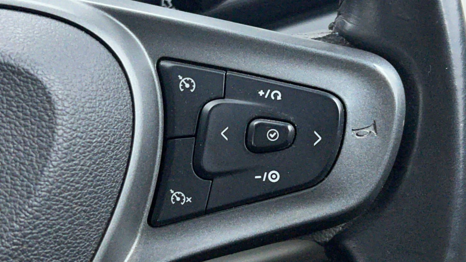 Used 2023 Tata Altroz XZA Petrol Petrol Automatic top_features Cruise control