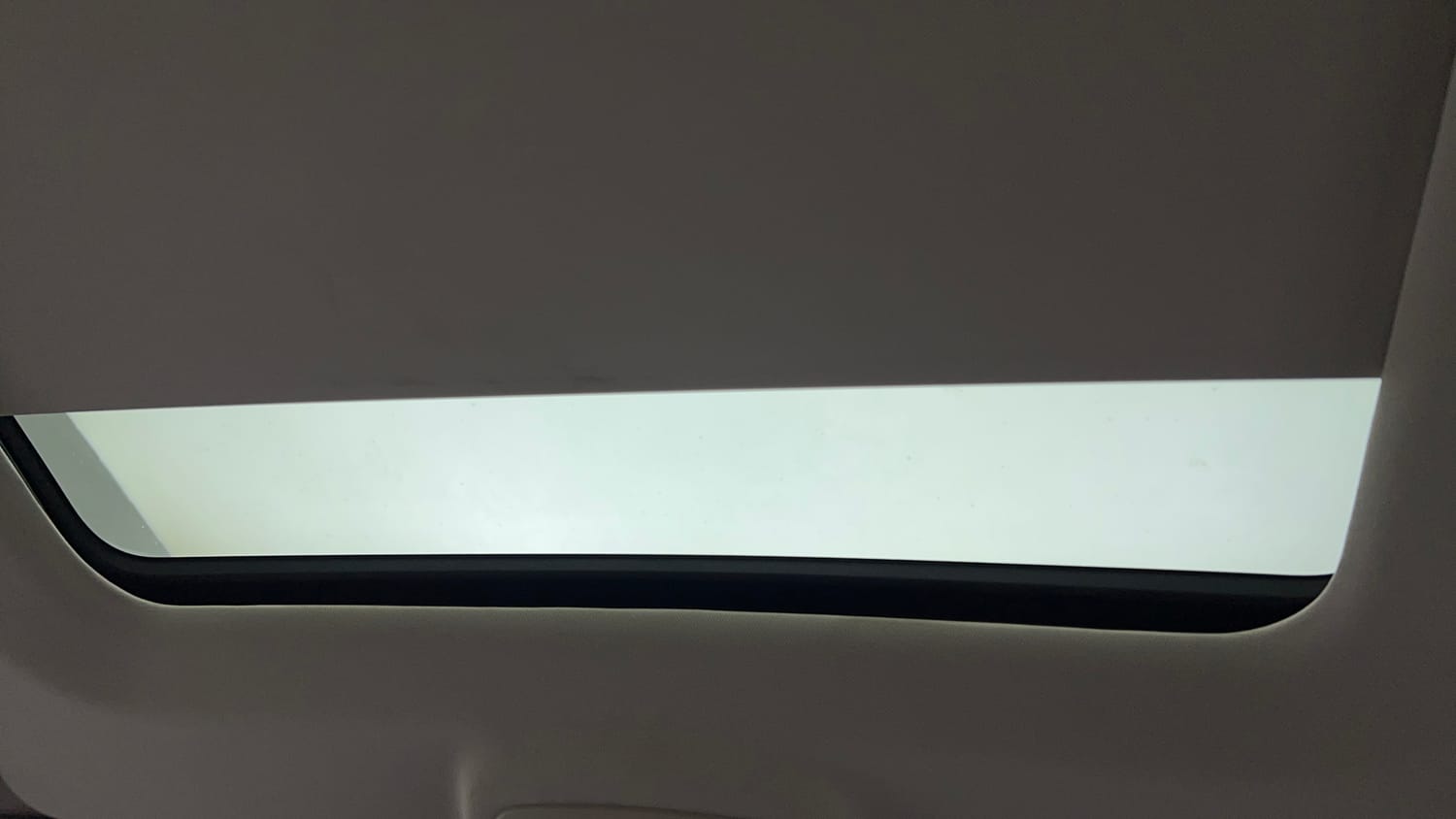 Used 2022 Mahindra XUV700 AX 7 Petrol MT 7 STR Petrol Manual top_features Sunroof