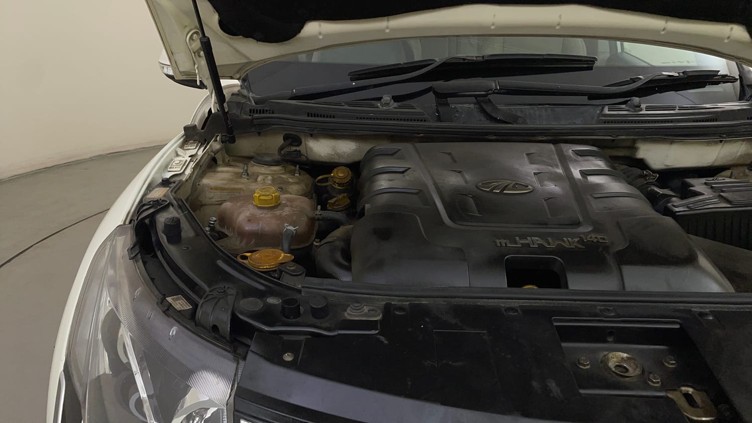 Used 2018 Mahindra XUV500 W10 Diesel Manual engine ENGINE RIGHT SIDE HINGE & APRON VIEW