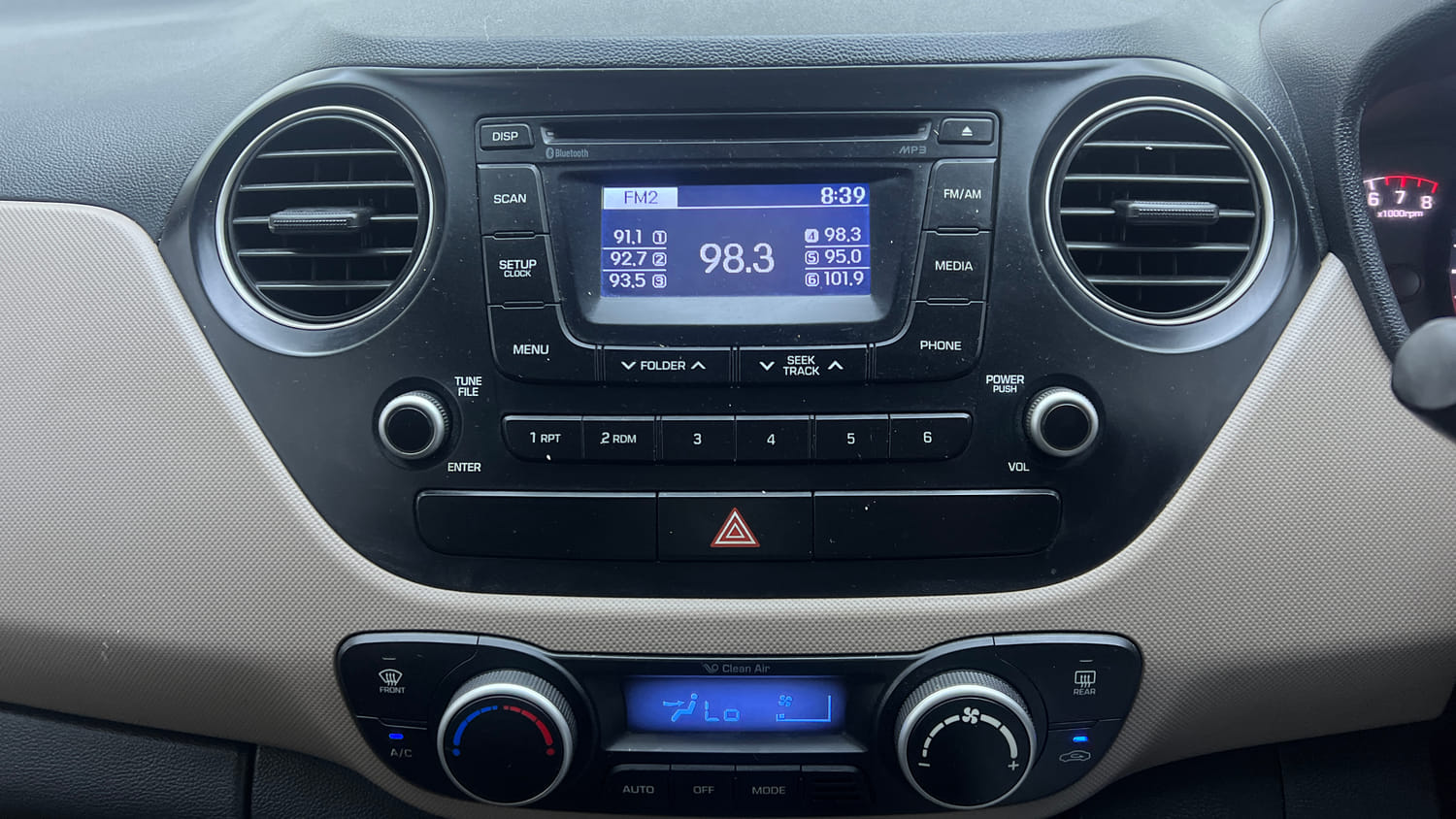 Used 2016 Hyundai Xcent SX 1.2 (O) Petrol Manual interior MUSIC SYSTEM & AC CONTROL VIEW