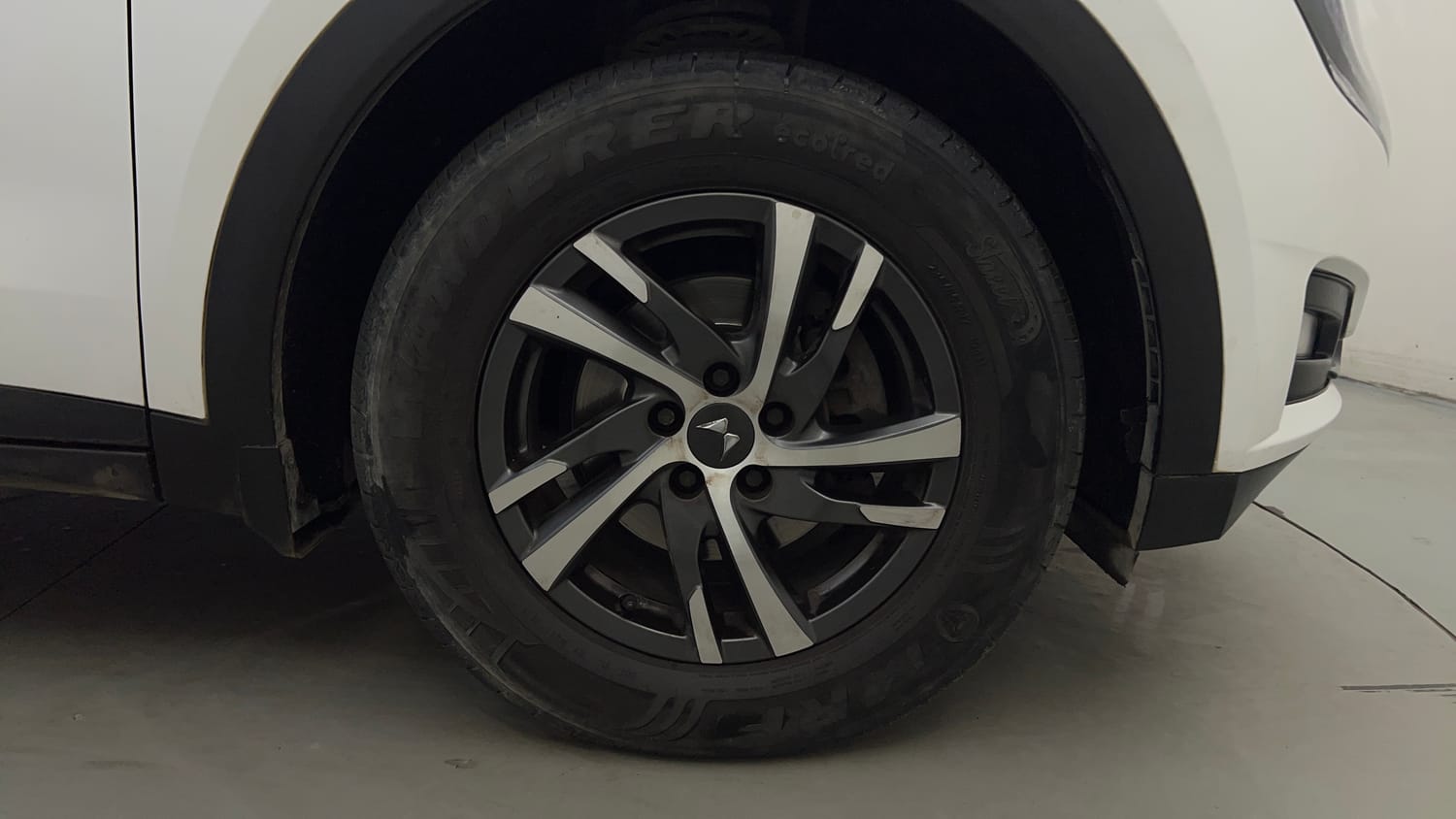 Used 2023 Mahindra XUV700 AX 5 Diesel AT 7 STR Diesel Automatic tyres RIGHT FRONT TYRE RIM VIEW