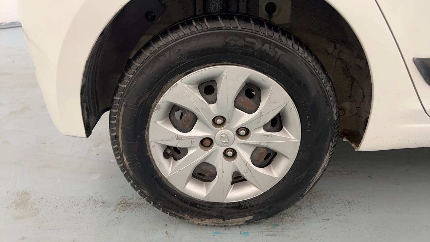 Used 2015 Hyundai Elite i20 Sportz 1.2 Petrol Manual tyres RIGHT REAR TYRE RIM VIEW
