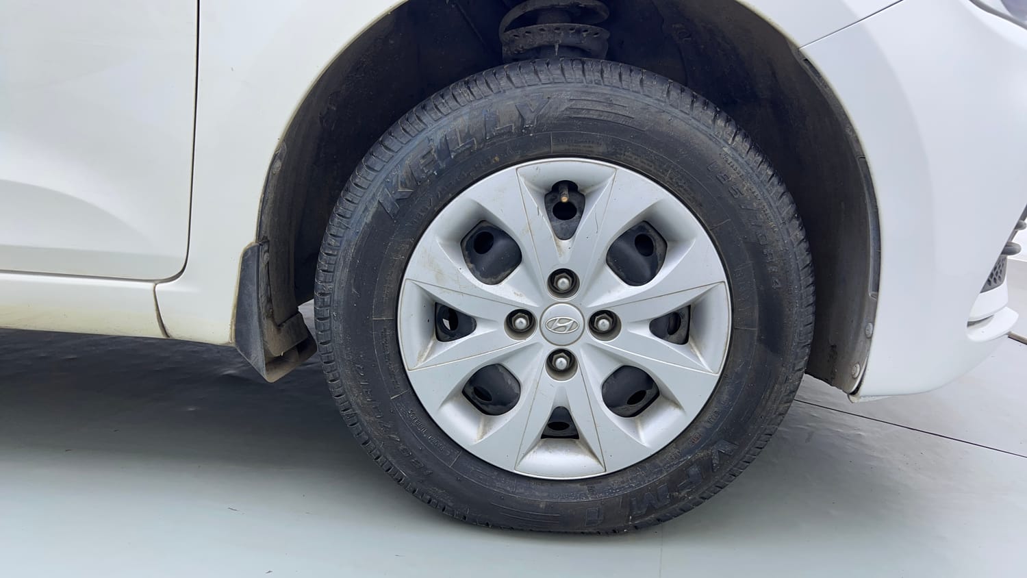 Used 2019 Hyundai Elite i20 Magna 1.4 AT Petrol Automatic tyres RIGHT FRONT TYRE RIM VIEW