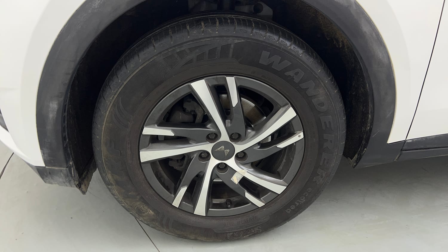 Used 2022 Mahindra XUV700 AX 5 Petrol AT 5 STR Petrol Automatic tyres LEFT FRONT TYRE RIM VIEW