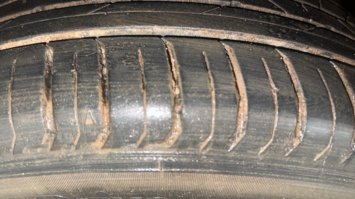 Used 2024 Hyundai New i20 Asta (O) 1.2 IVT Petrol Automatic tyres LEFT FRONT TYRE TREAD VIEW