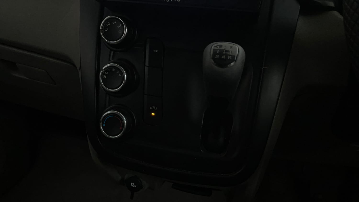 Used 2016 Mahindra KUV100 K2 Plus 6 STR Petrol Manual interior GEAR  KNOB VIEW