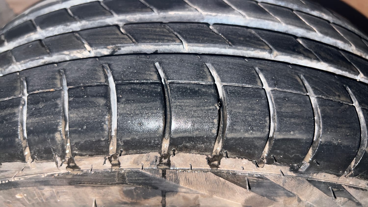 Used 2013 Ford Figo Duratorq Diesel EXI 1.4 Diesel Manual tyres LEFT FRONT TYRE TREAD VIEW