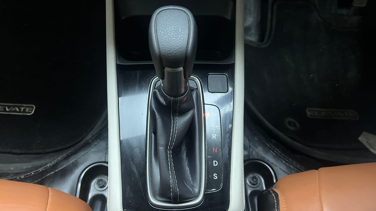 Used 2026 Honda Elevate V CVT Petrol Automatic interior GEAR  KNOB VIEW