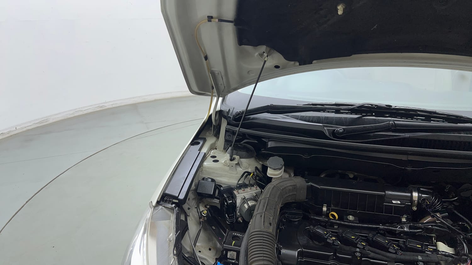 Used 2024 Maruti Suzuki Ciaz Sigma 1.5 Petrol Manual engine ENGINE RIGHT SIDE HINGE & APRON VIEW