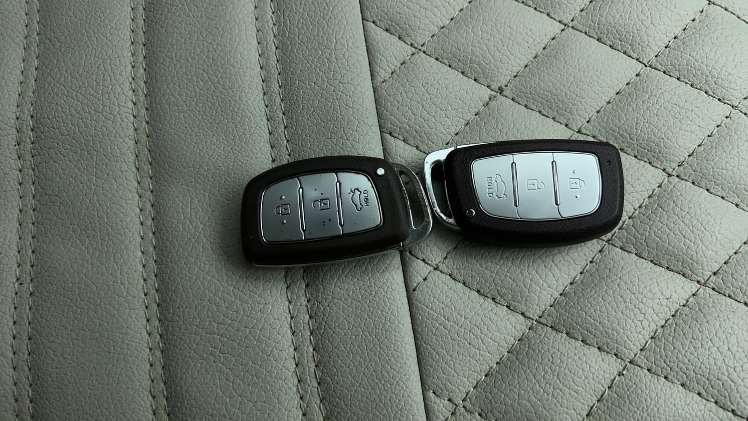 Used 2023 Hyundai Aura SX 1.2 CNG Cng Manual extra CAR KEY VIEW