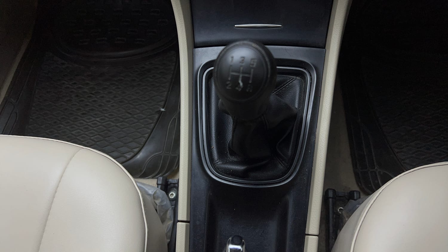 Used 2024 Maruti Suzuki Ciaz Sigma 1.5 Petrol Manual interior GEAR  KNOB VIEW