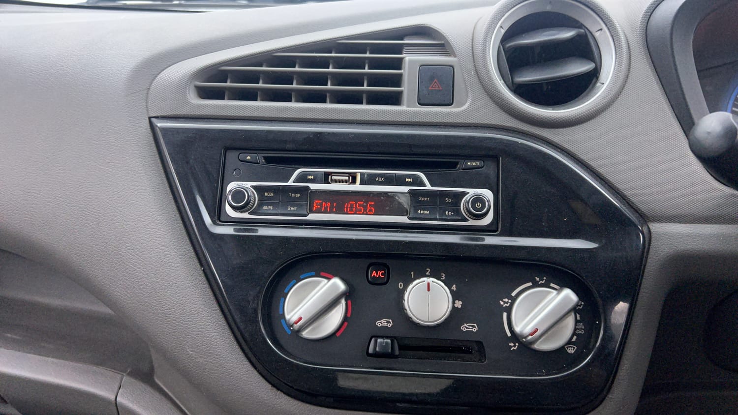 Used 2016 Datsun Redi-GO T Petrol Manual interior MUSIC SYSTEM & AC CONTROL VIEW