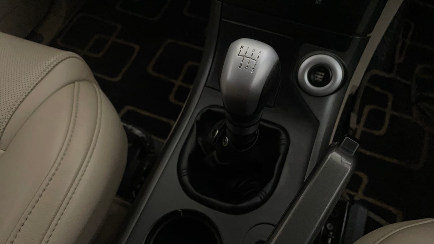 Used 2018 Mahindra XUV500 W10 Diesel Manual interior GEAR  KNOB VIEW
