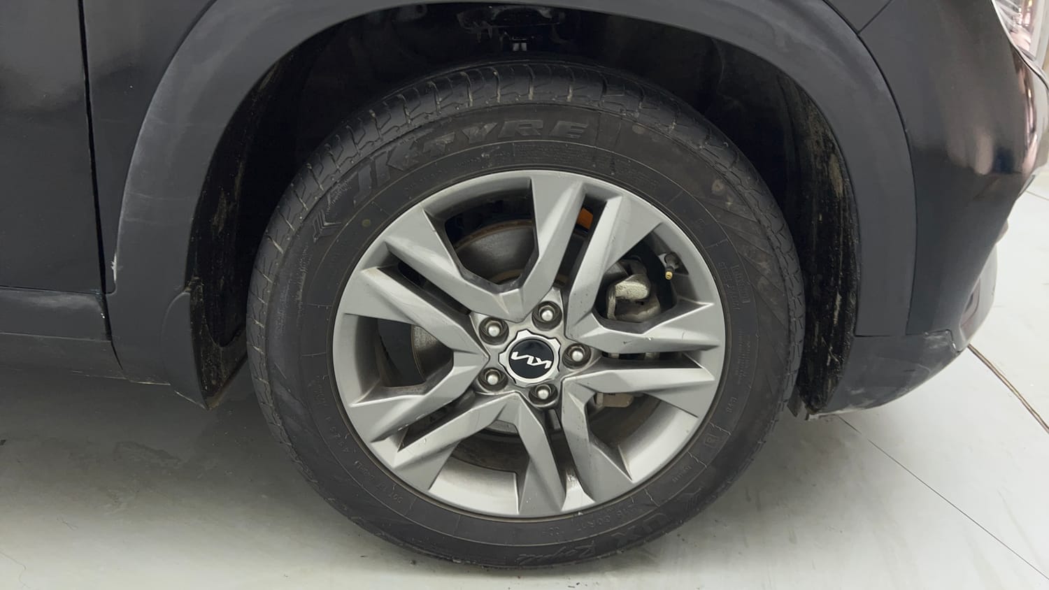 Used 2023 kia Seltos HTX 1.5 Petrol IVT Petrol Automatic tyres RIGHT FRONT TYRE RIM VIEW