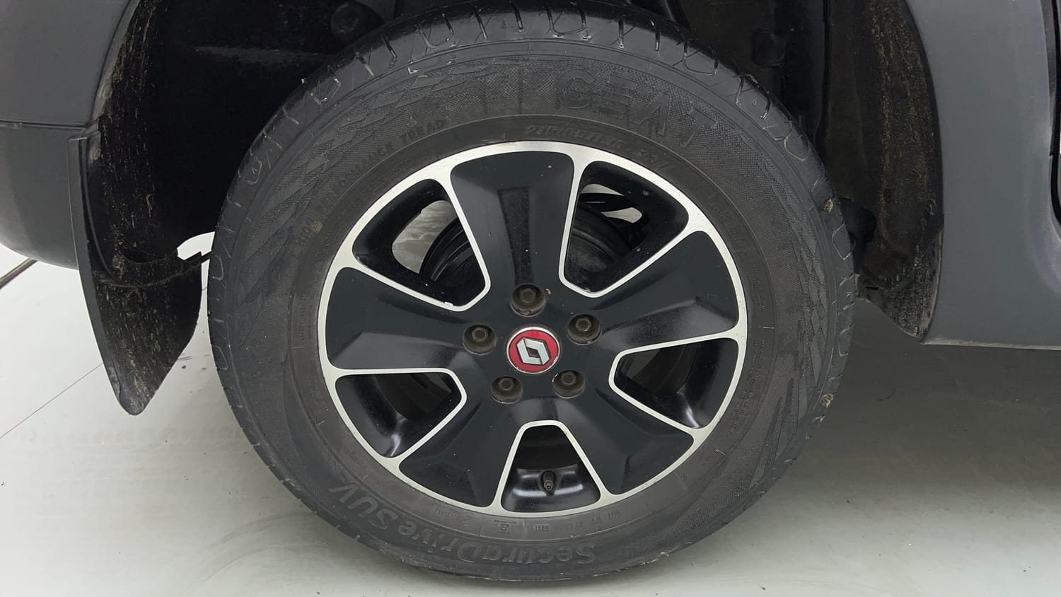 Used 2018 Renault Duster RXS CVT Petrol Automatic tyres RIGHT REAR TYRE RIM VIEW