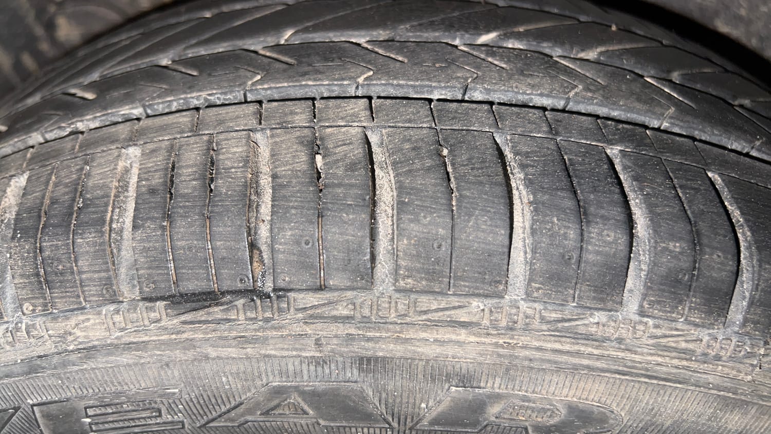 Used 2015 Hyundai Grand i10 Sportz 1.2 Kappa VTVT Petrol Manual tyres RIGHT REAR TYRE TREAD VIEW
