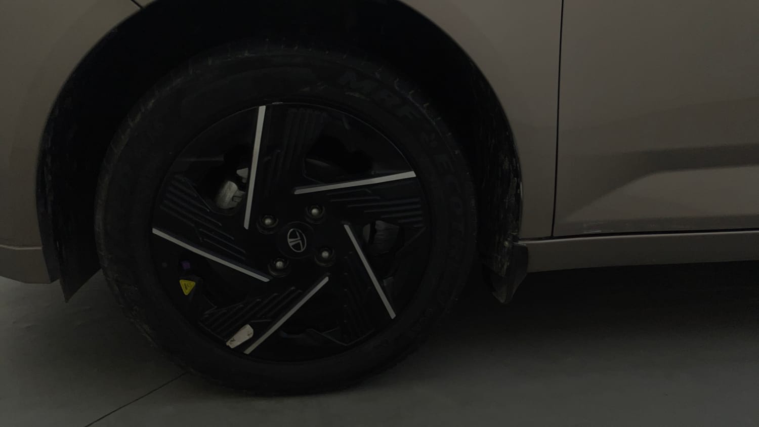 Used 2025 Tata Altroz Accomplished Plus S Petrol 6DCT Petrol Automatic tyres LEFT FRONT TYRE RIM VIEW