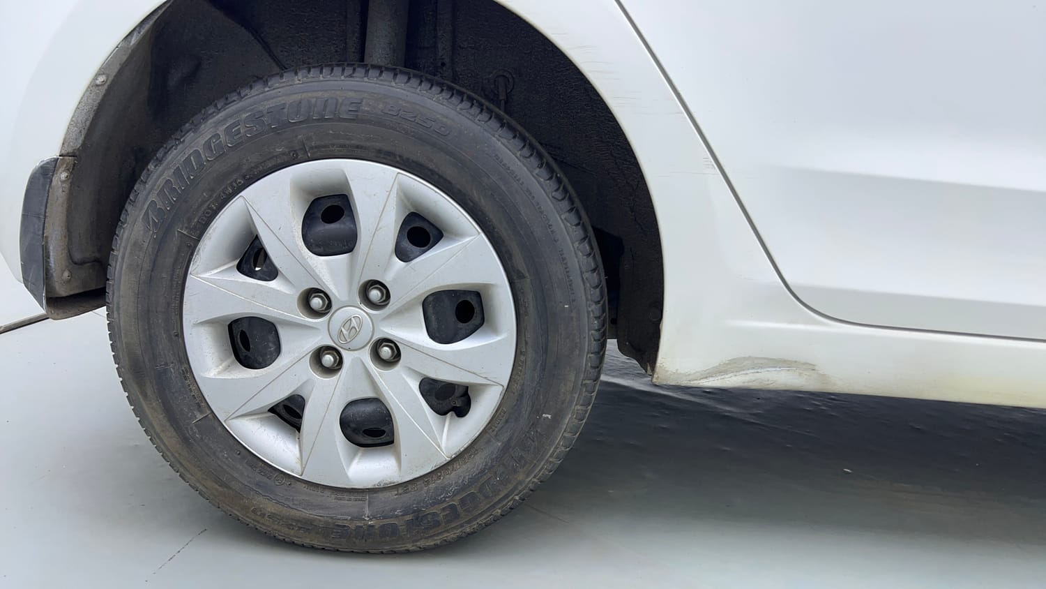 Used 2019 Hyundai Elite i20 Magna 1.4 AT Petrol Automatic tyres RIGHT REAR TYRE RIM VIEW