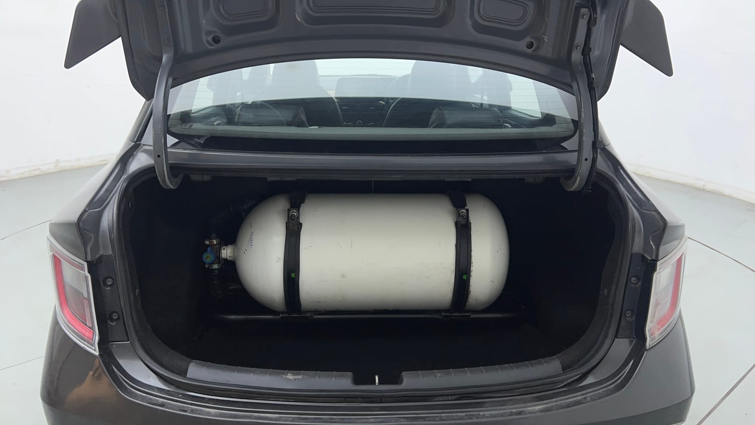 Used 2023 Hyundai Aura SX 1.2 CNG Cng Manual interior DICKY INSIDE VIEW