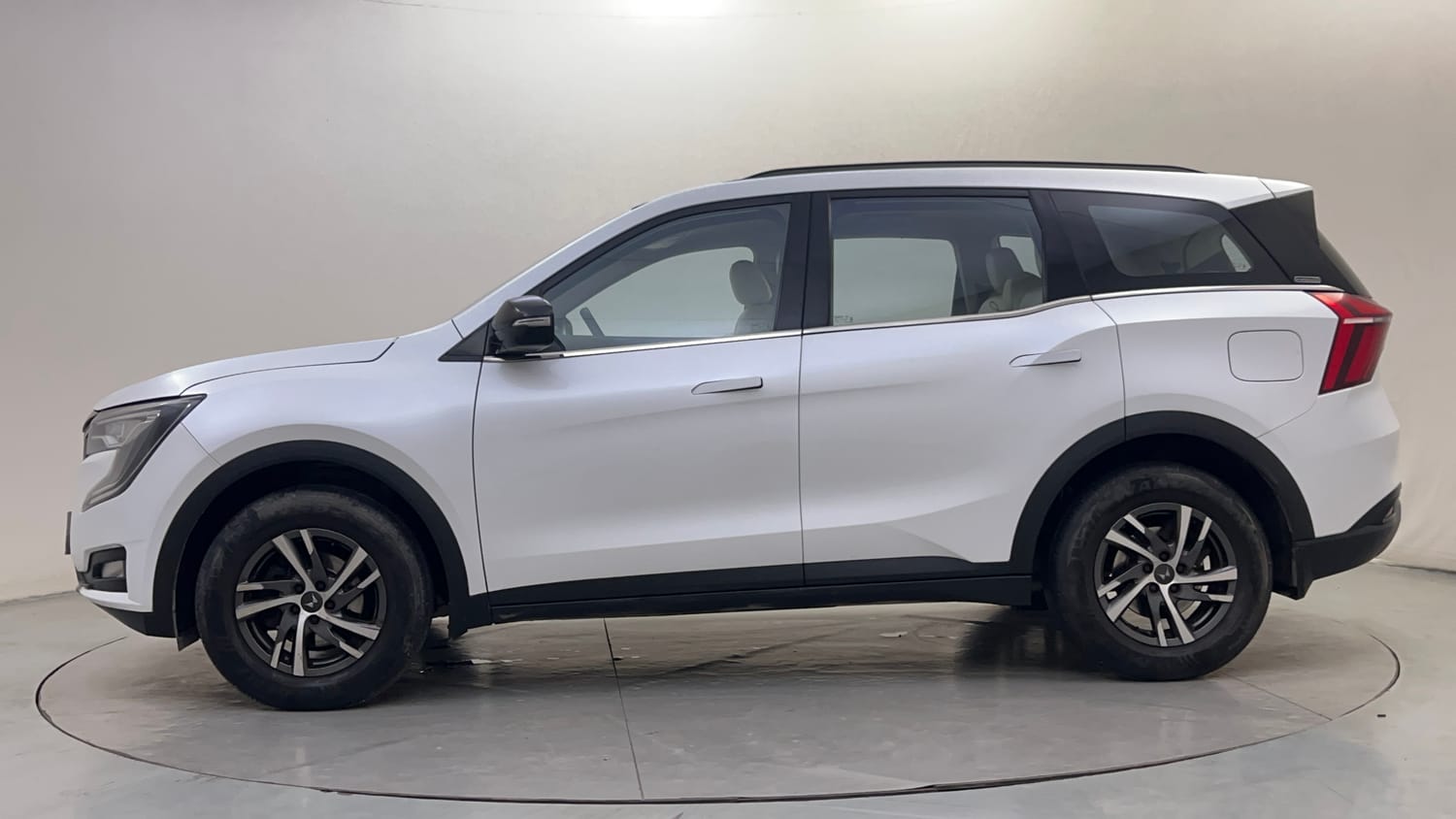 Used 2023 Mahindra XUV700 AX 5 Diesel AT 7 STR Diesel Automatic exterior LEFT SIDE VIEW
