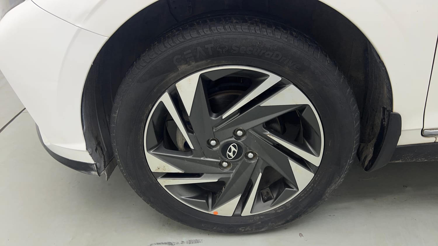 Used 2020 Hyundai New i20 Asta (O) 1.0 Turbo DCT Petrol Automatic tyres LEFT FRONT TYRE RIM VIEW