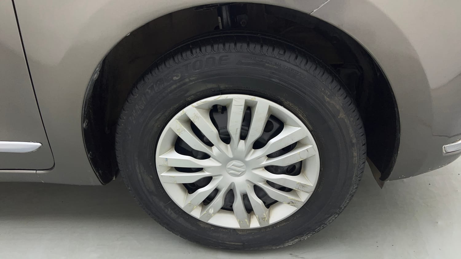 Used 2018 Maruti Suzuki Dzire VXi AMT Petrol Automatic tyres RIGHT FRONT TYRE RIM VIEW