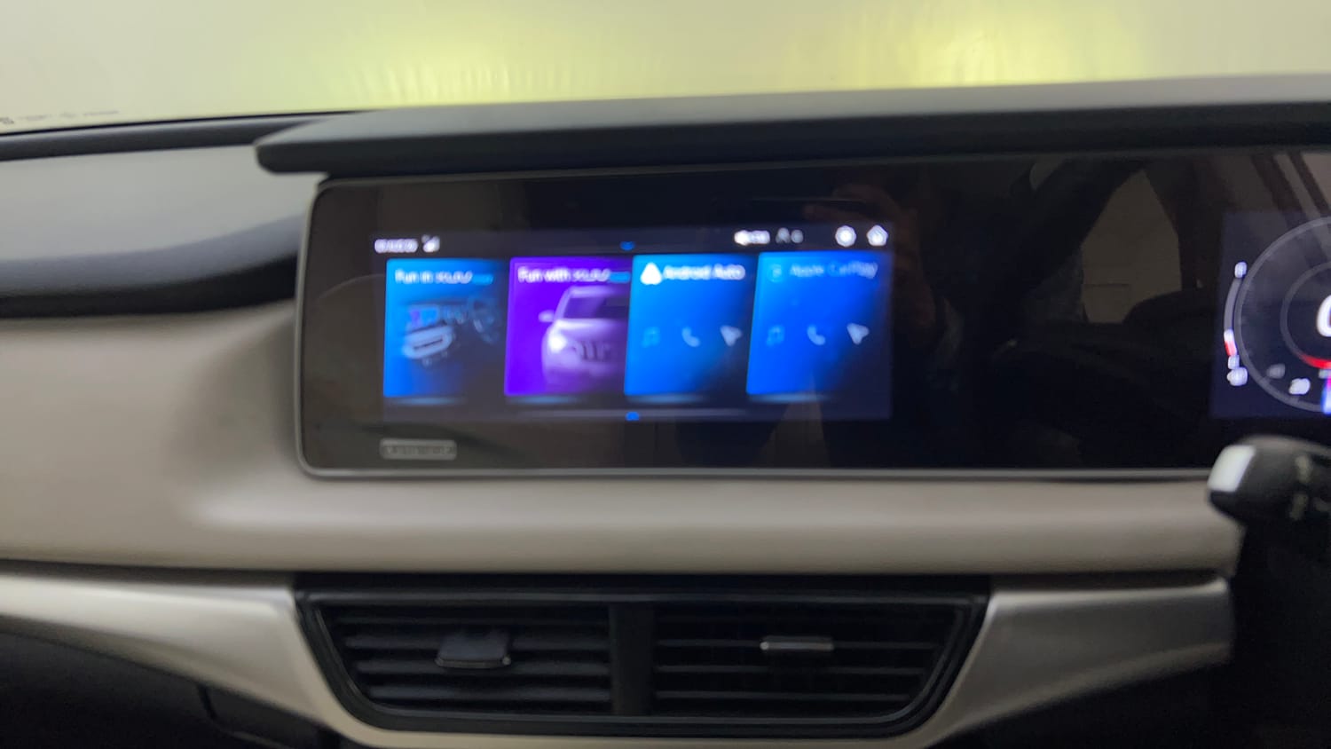 Used 2023 Mahindra XUV700 AX 5 Diesel AT 7 STR Diesel Automatic top_features Touch screen infotainment system