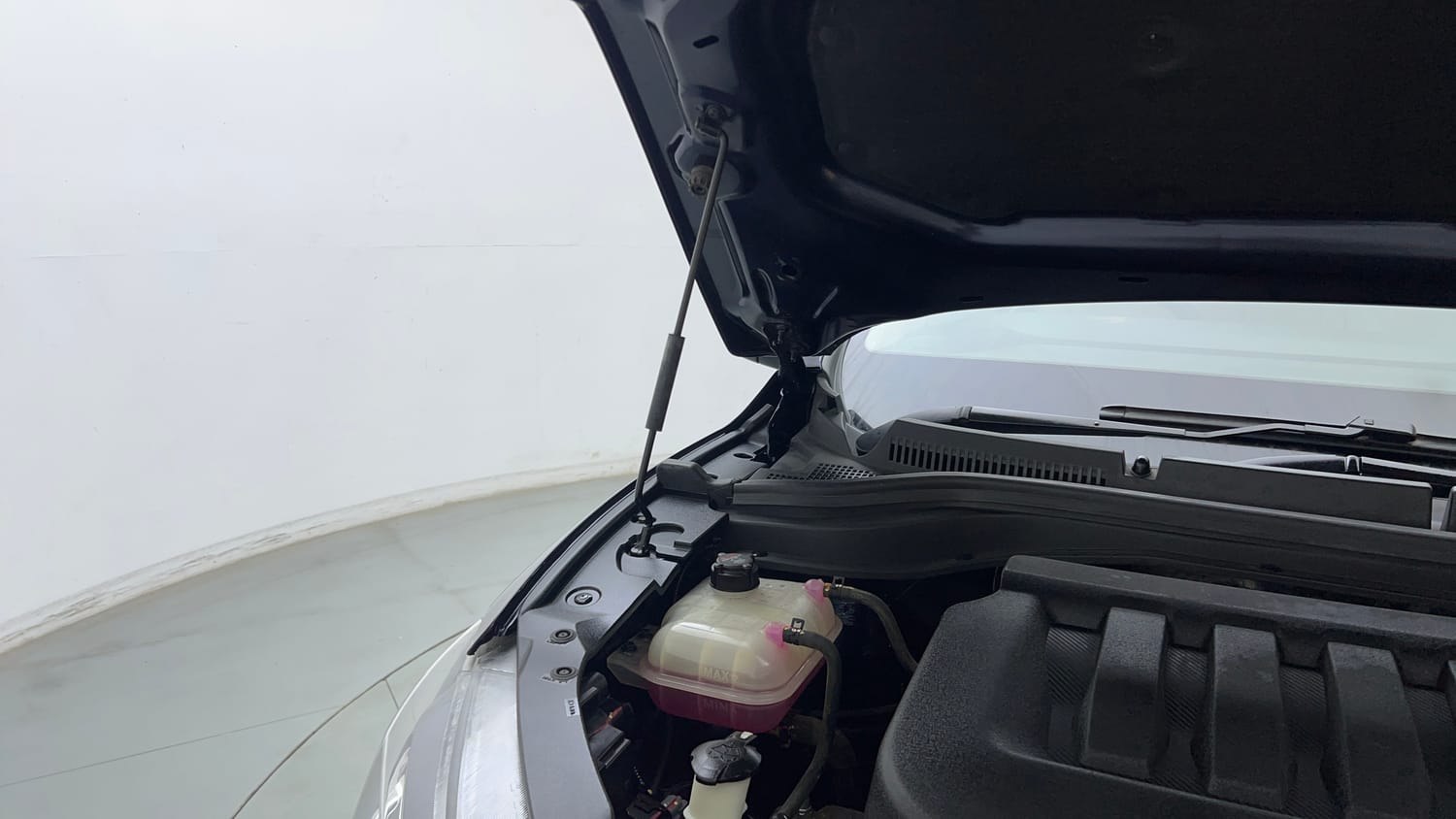 Used 2022 Mahindra XUV700 AX 7 Petrol MT 7 STR Petrol Manual engine ENGINE RIGHT SIDE HINGE & APRON VIEW