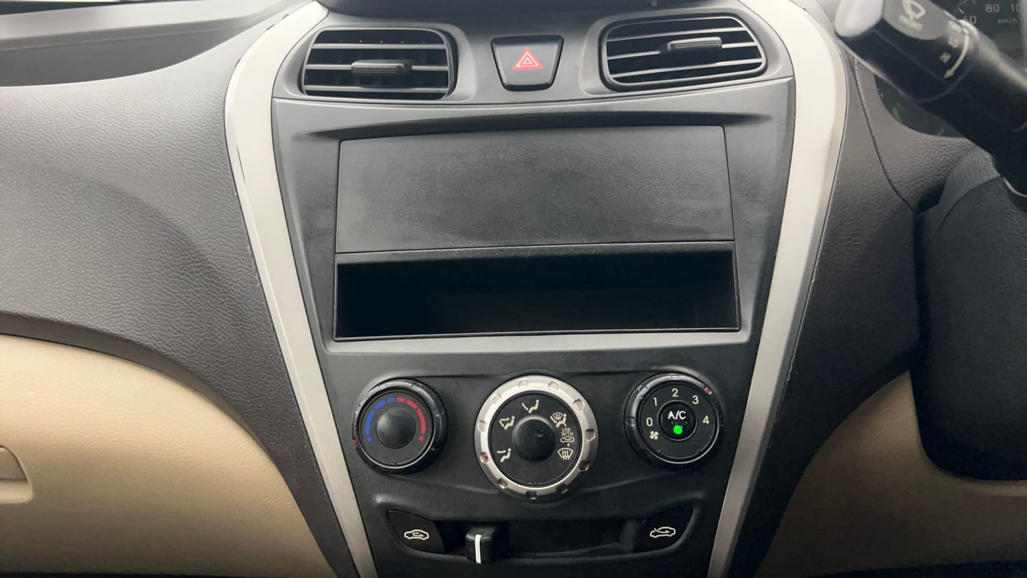 Used 2016 Hyundai Eon Era + AirBag Petrol Manual interior MUSIC SYSTEM & AC CONTROL VIEW