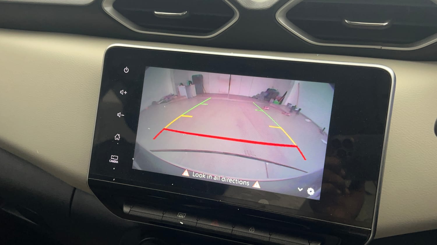 Used 2022 Nissan Magnite XV Petrol Manual top_features Rear camera
