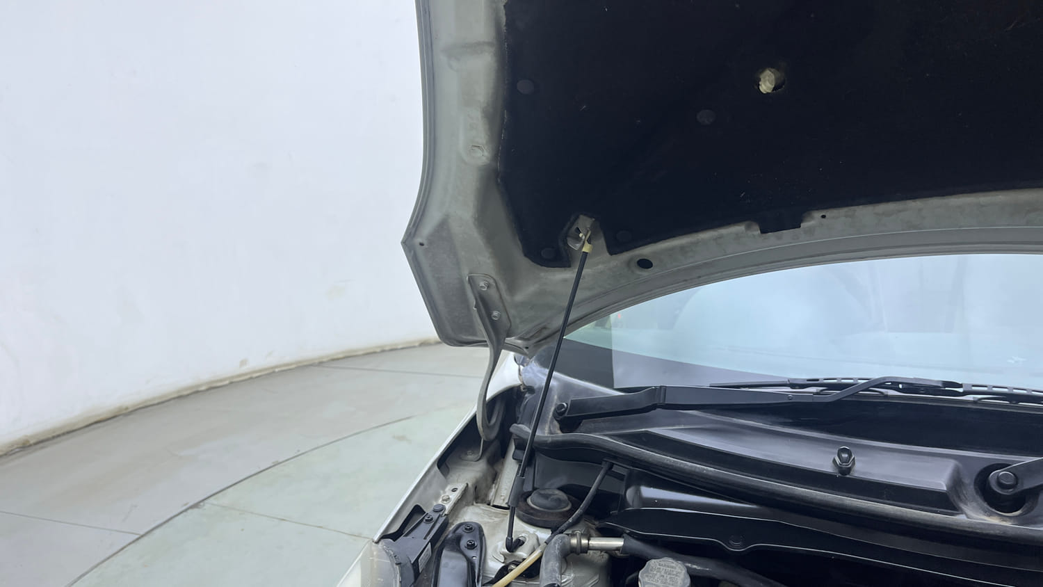 Used 2015 Maruti Suzuki Swift Dzire VXI Petrol Manual engine ENGINE RIGHT SIDE HINGE & APRON VIEW