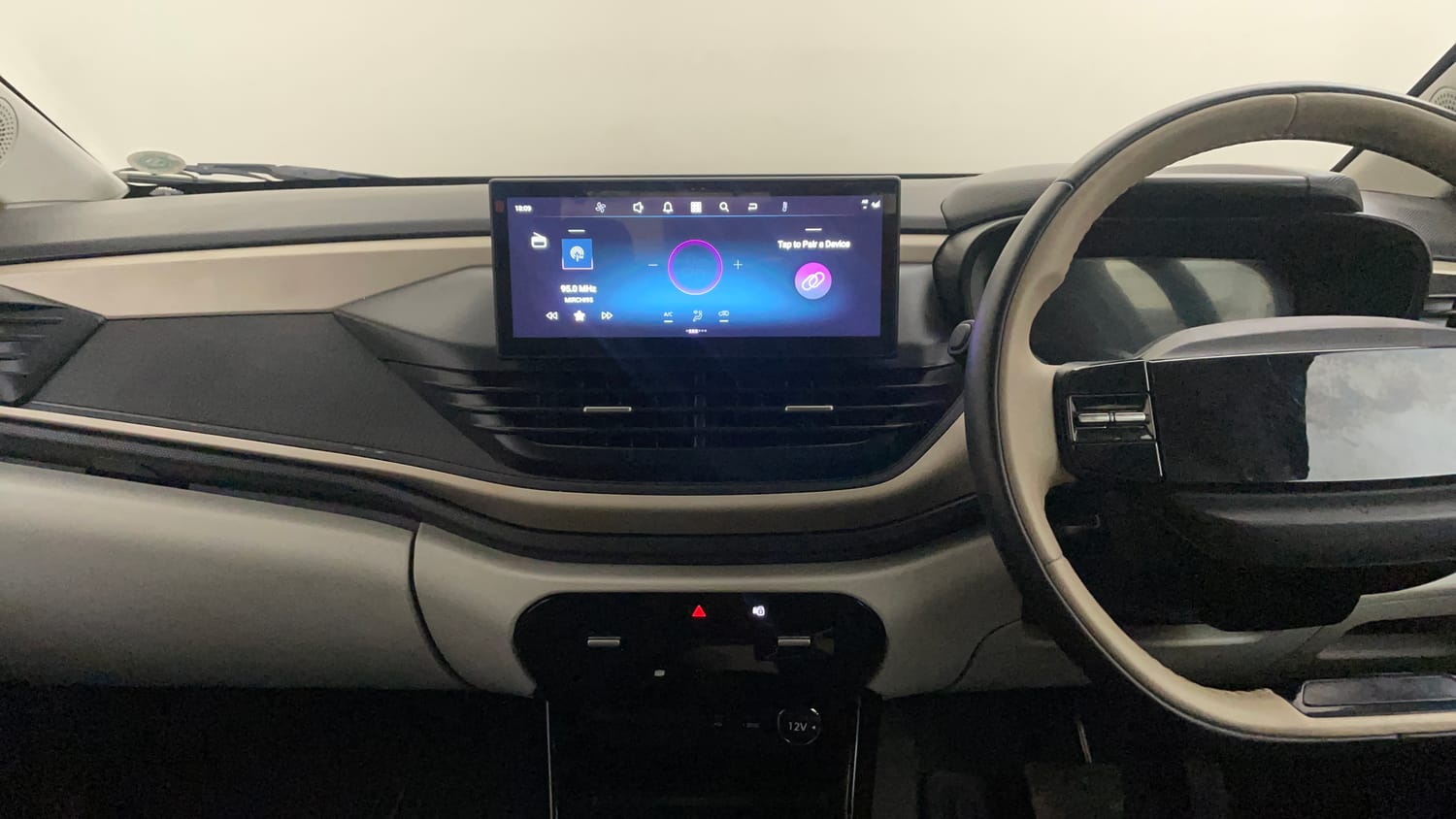 Used 2025 Tata Altroz Accomplished Plus S Petrol 6DCT Petrol Automatic interior MUSIC SYSTEM & AC CONTROL VIEW