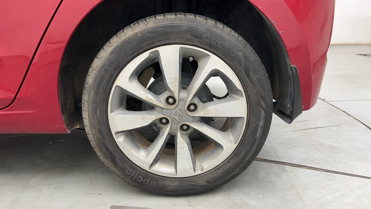 Used 2017 Hyundai Elite i20 Asta 1.2 Dual Tone Petrol Manual tyres LEFT REAR TYRE RIM VIEW