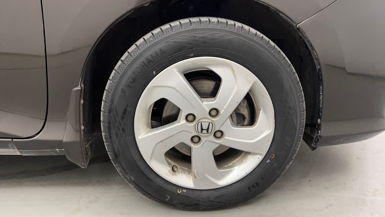 Used 2016 Honda City VX CVT Petrol Automatic tyres RIGHT FRONT TYRE RIM VIEW