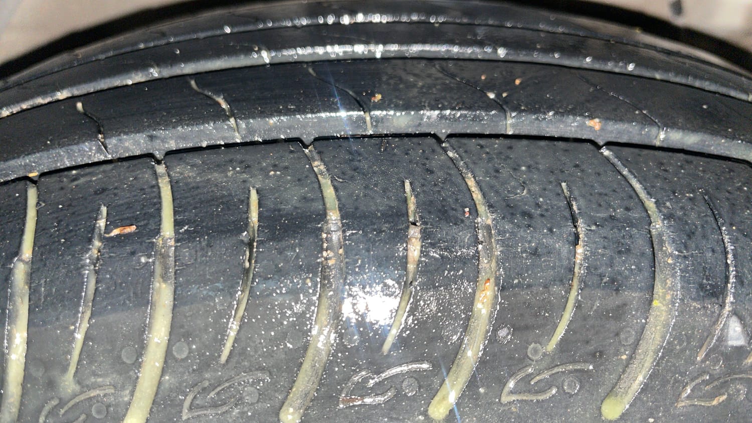 Used 2022 Mahindra XUV 300 W8 (O) 1.2 Petrol Petrol Manual tyres RIGHT FRONT TYRE TREAD VIEW