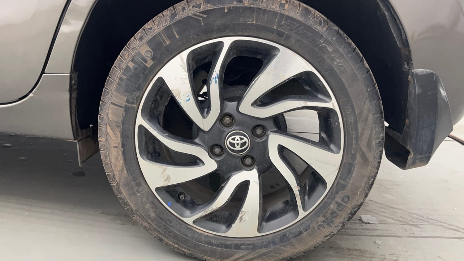Used 2020 Toyota Glanza G CVT Petrol Automatic tyres LEFT REAR TYRE RIM VIEW