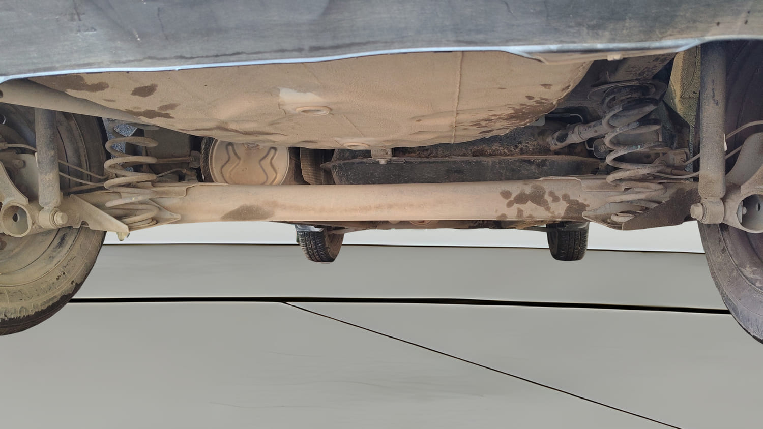 Used 2020 Renault Kwid RXT Petrol Manual extra REAR UNDERBODY VIEW (TAKEN FROM REAR)