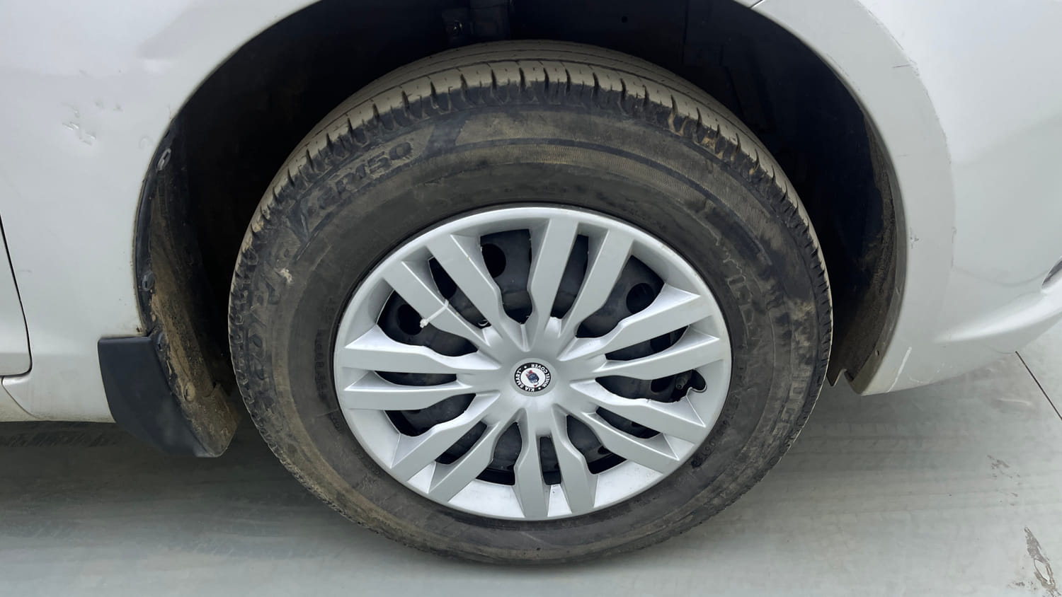 Used 2015 Maruti Suzuki Swift Dzire VXI Petrol Manual tyres RIGHT FRONT TYRE RIM VIEW