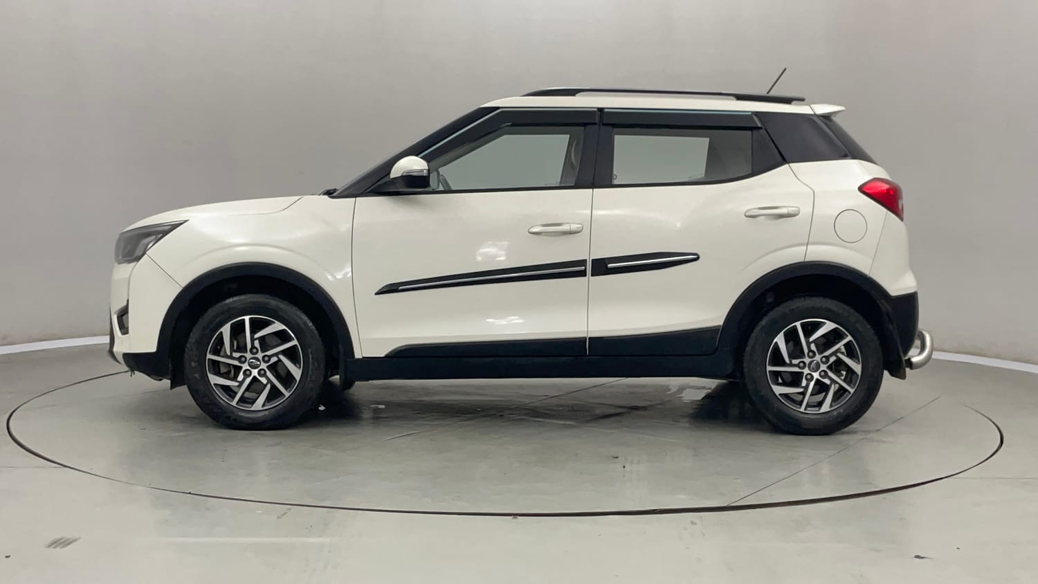 Used 2022 Mahindra XUV 300 W8 (O) 1.2 Petrol Petrol Manual exterior LEFT SIDE VIEW