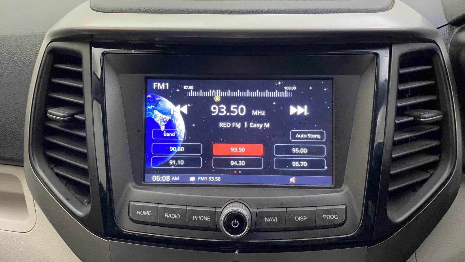 Used 2021 Mahindra XUV 300 W6 1.2 Petrol Petrol Manual top_features Integrated (in-dash) music system