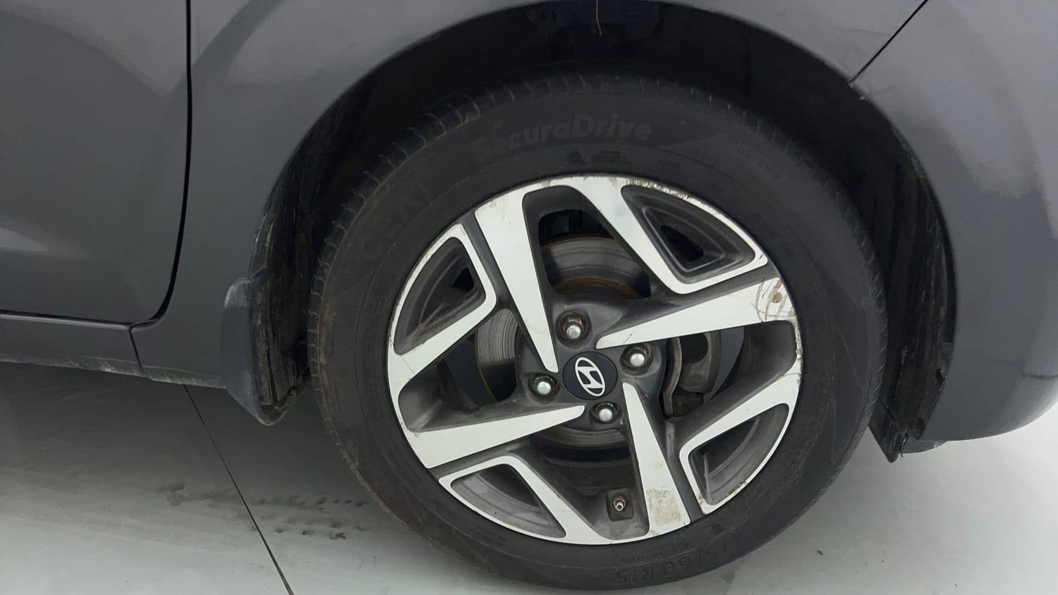 Used 2023 Hyundai Aura SX 1.2 CNG Cng Manual tyres RIGHT FRONT TYRE RIM VIEW
