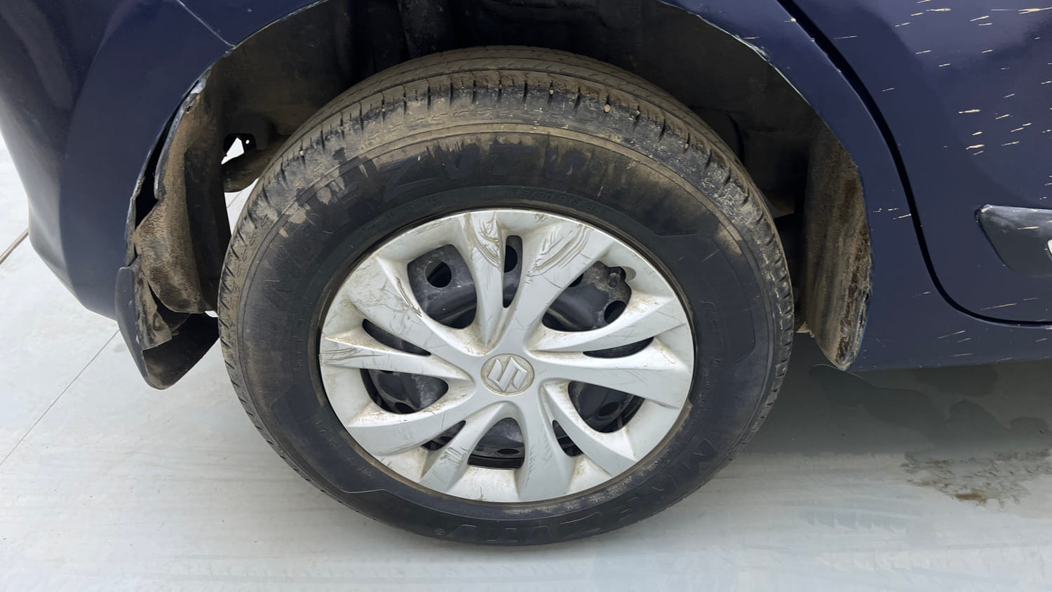 Used 2018 Maruti Suzuki Swift VXi AMT Petrol Automatic tyres RIGHT REAR TYRE RIM VIEW