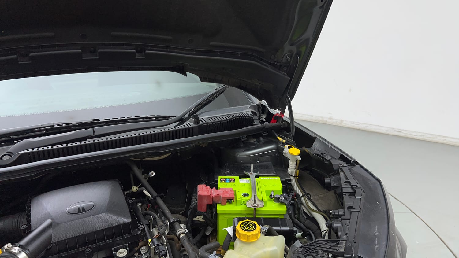 Used 2024 tata Nexon Fearless S 1.2 Revotron Petrol 7DCA Dual Tone Petrol Automatic engine ENGINE LEFT SIDE HINGE & APRON VIEW