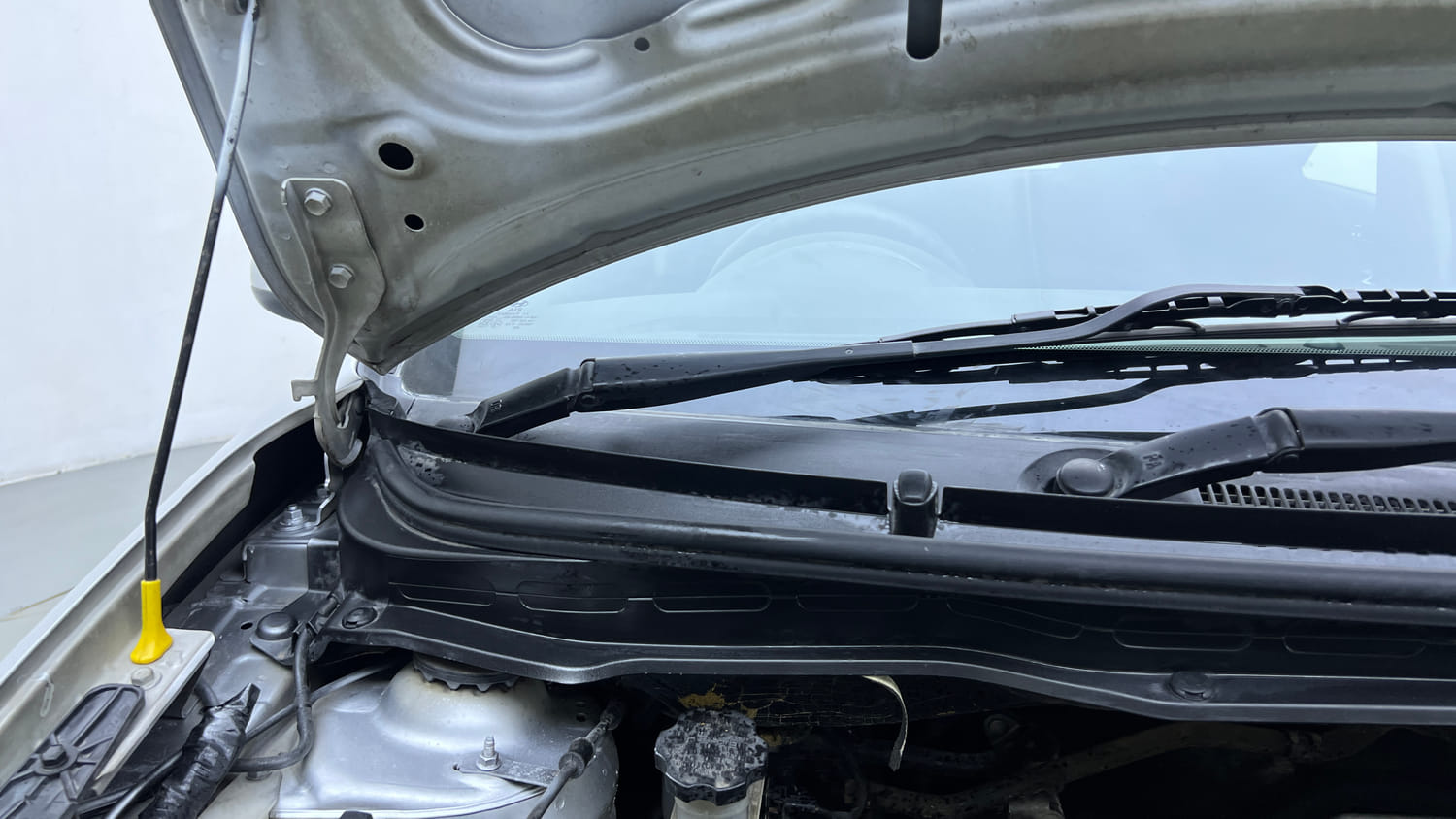 Used 2012 Hyundai i20 Magna 1.2 Petrol Manual engine ENGINE RIGHT SIDE HINGE & APRON VIEW