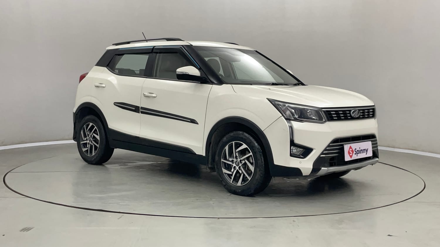 Used 2022 Mahindra XUV 300 W8 (O) 1.2 Petrol Petrol Manual exterior RIGHT FRONT CORNER VIEW