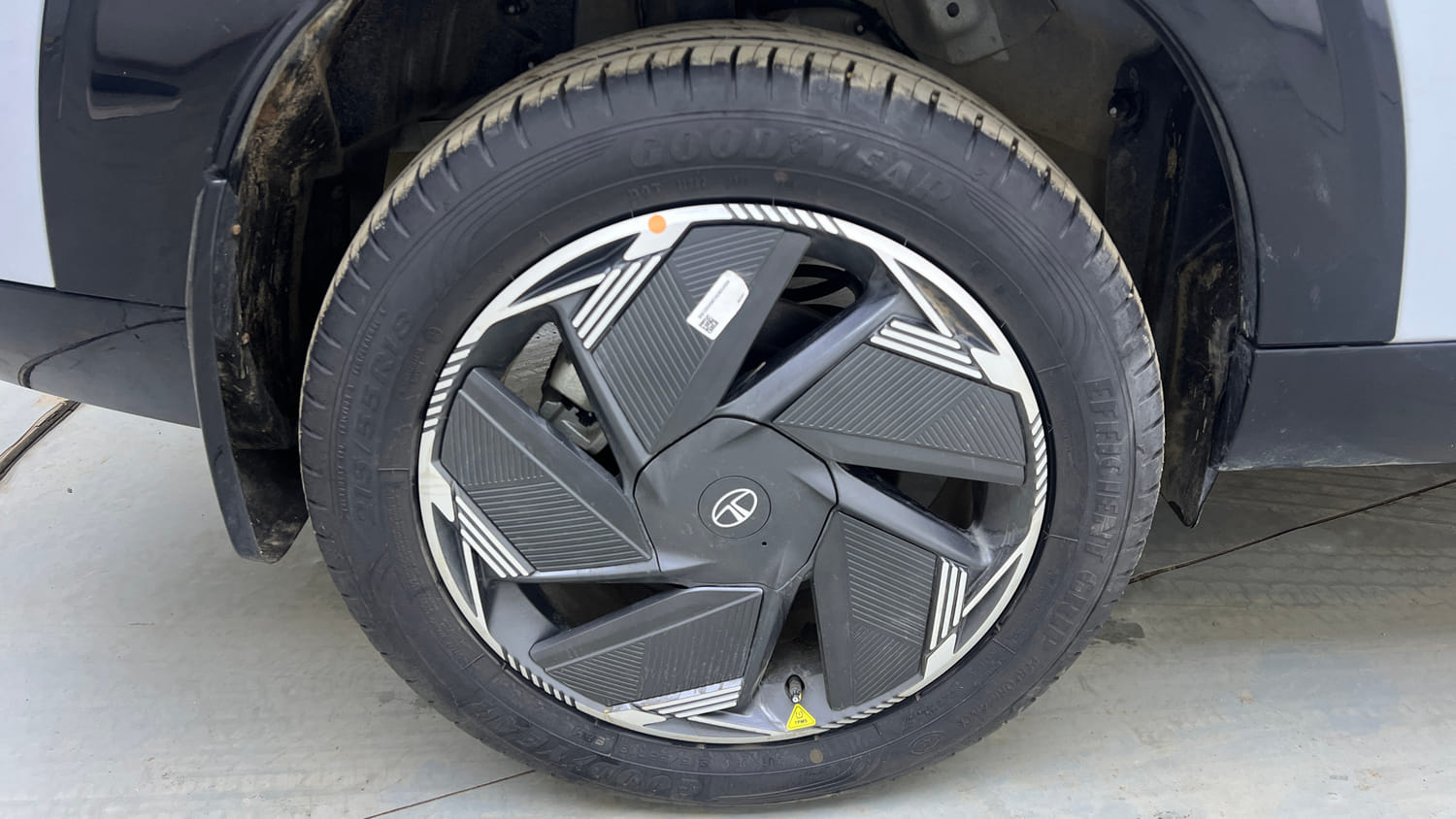 Used 2026 Tata Curvv EV Empowered X 55 Electric Automatic tyres RIGHT REAR TYRE RIM VIEW